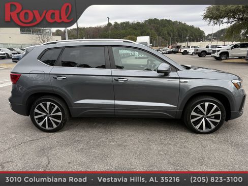 Certified 2022 Volkswagen Taos SE image 4