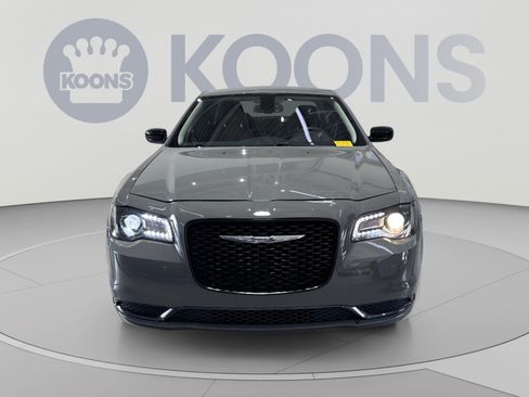Used 2019 Chrysler 300 Touring w/ Sport Appearance Package RWD image 4