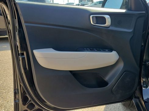 Used 2025 Hyundai Venue SEL FWD image 19