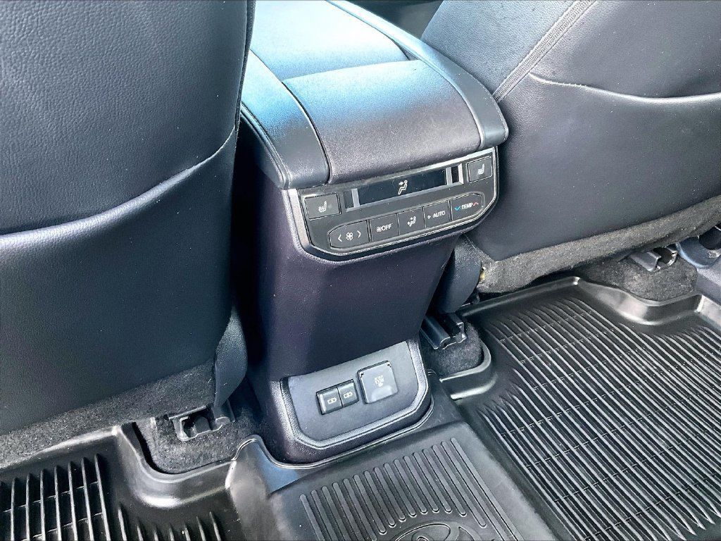 Used 2025 Toyota Highlander Platinum AWD/4WD image 29