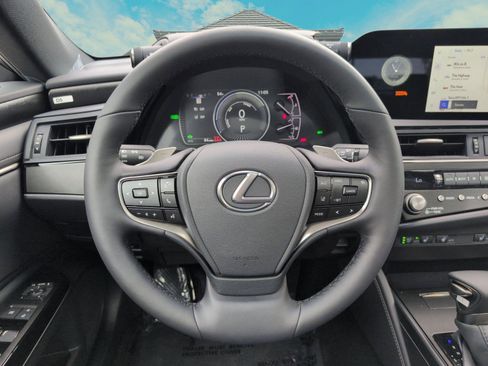 Used 2025 Lexus ES 300h w/ Premium Package image 16