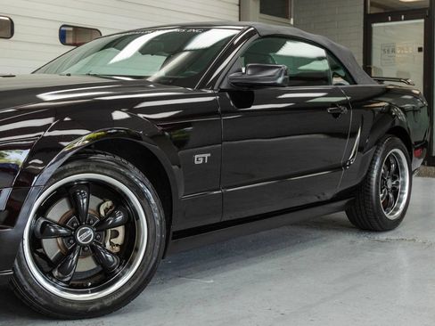 Used 2005 Ford Mustang GT RWD image 16