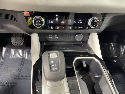 New 2025 Mitsubishi Outlander SE image 15