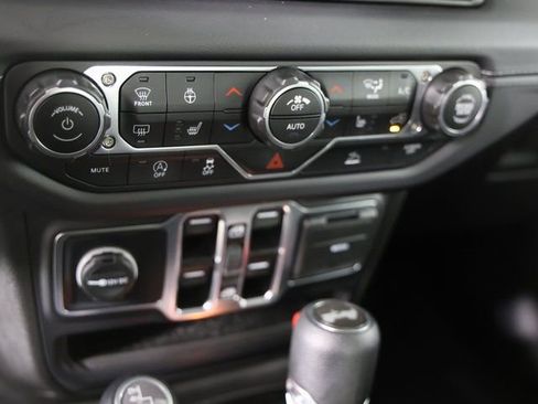 Used 2025 Jeep Wrangler Sahara image 16