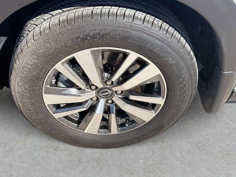 Used 2025 Nissan Pathfinder SL AWD/4WD image 11