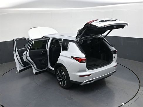 Used 2024 Mitsubishi Outlander SE image 41