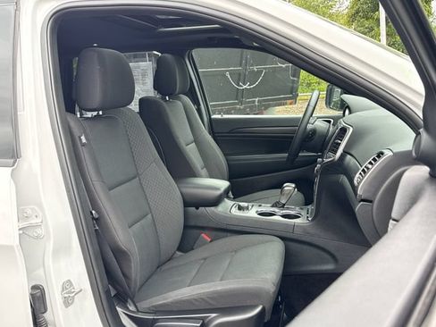 Used 2019 Jeep Grand Cherokee Laredo AWD/4WD image 26