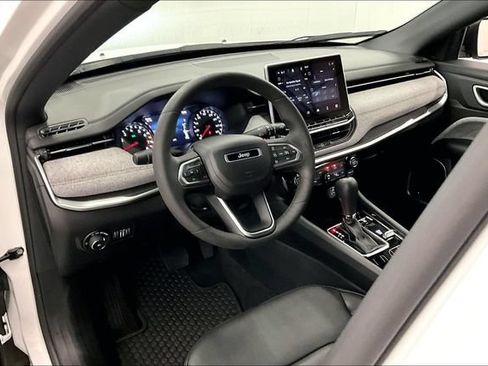 Used 2023 Jeep Compass Latitude w/ Sun and Sound Group AWD/4WD image 16