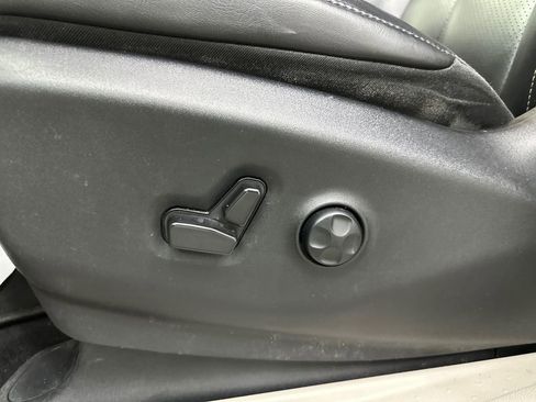 Used 2023 Chrysler Pacifica Touring-L FWD image 10