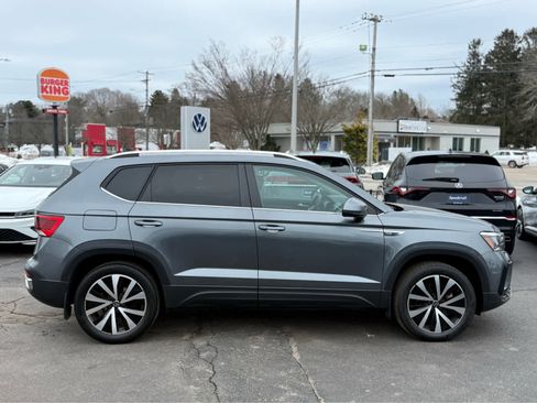 Certified 2022 Volkswagen Taos SE image 8