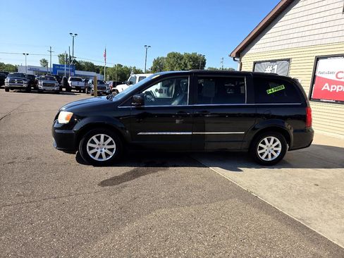 Used 2013 Chrysler Town & Country Touring image 8