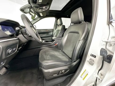 Used 2023 Jeep Grand Cherokee Altitude image 4