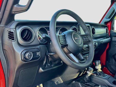 Used 2023 Jeep Gladiator Sport AWD/4WD image 9