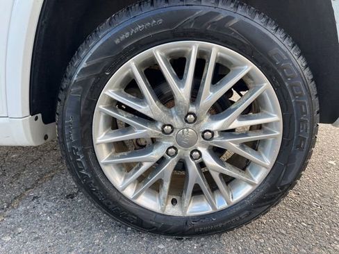 Used 2017 Jeep Grand Cherokee Overland image 39