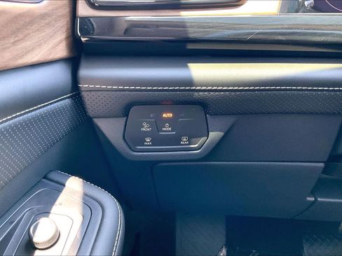 Used 2024 Volkswagen Atlas SE FWD image 32