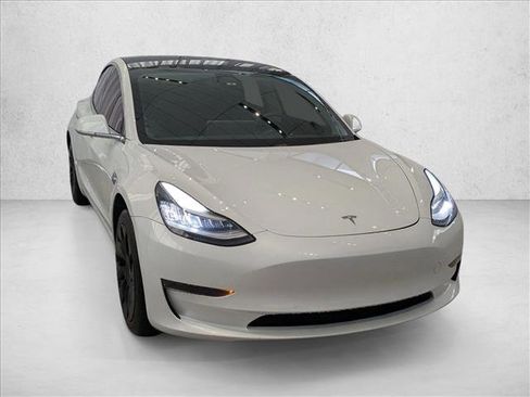 Used 2020 Tesla Model 3 Standard Range Plus image 3
