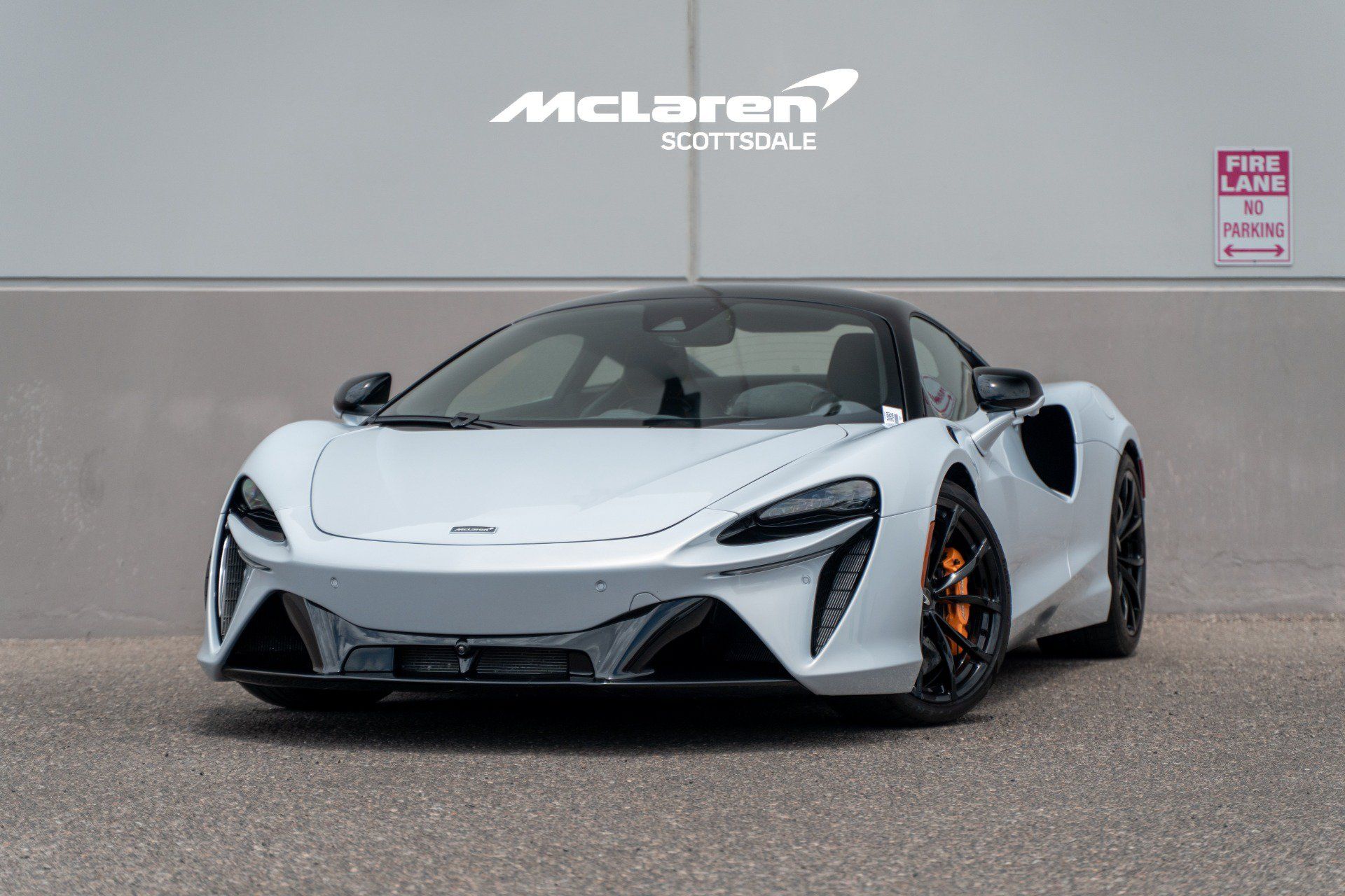 Used 2023 McLaren Artura RWD image 2