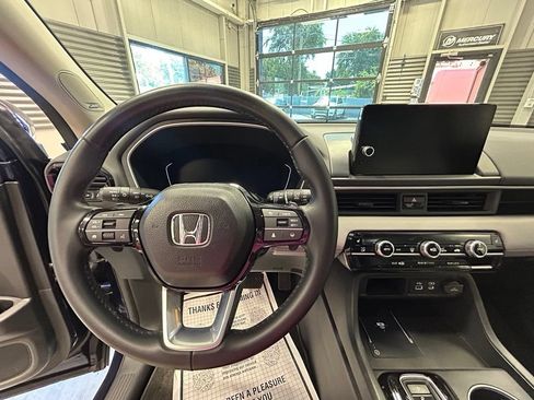 Used 2023 Honda Pilot Touring image 11