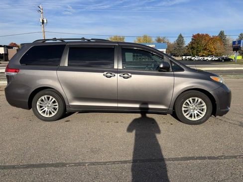 Used 2013 Toyota Sienna XLE image 8