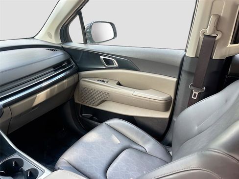 Used 2025 Kia Carnival FWD image 24