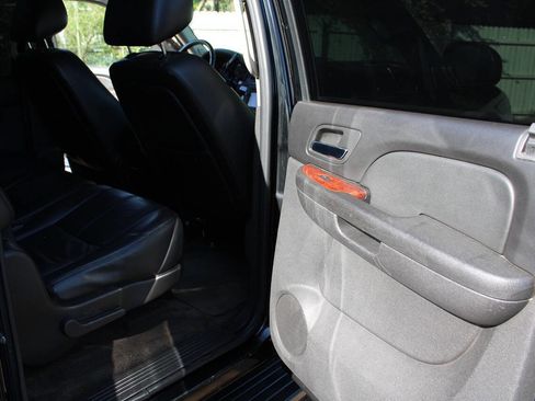 Used 2011 Chevrolet Suburban LT AWD/4WD image 36