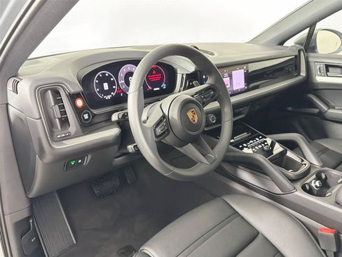 Used 2025 Porsche Cayenne Coupe AWD/4WD image 4
