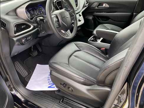 Used 2025 Chrysler Pacifica Select FWD image 15