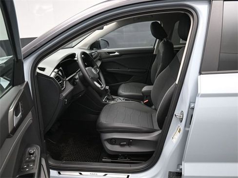 New 2026 Volkswagen Taos SE image 9