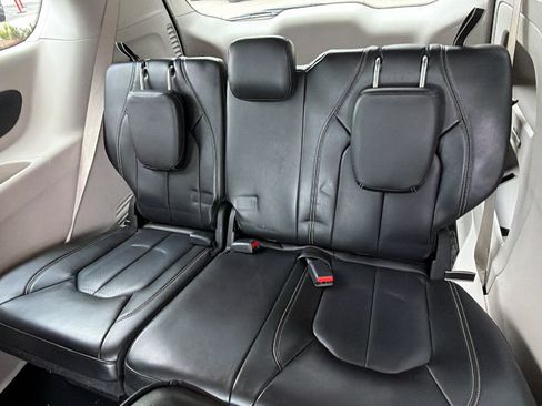 Used 2024 Chrysler Pacifica Touring-L FWD image 23