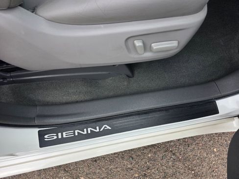 Used 2017 Toyota Sienna XLE w/ XLE Navigation Package image 23