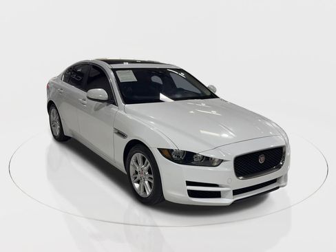 Used 2018 Jaguar XE Premium image 2