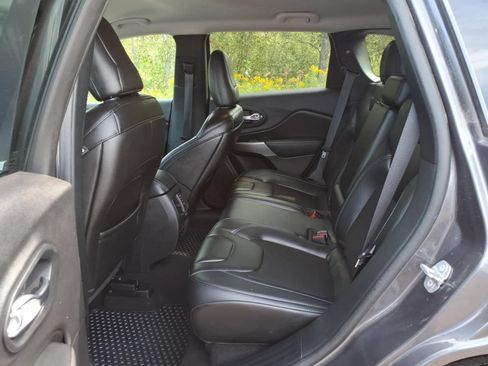 Used 2020 Jeep Cherokee Latitude Plus w/ Cold Weather Group AWD/4WD image 16