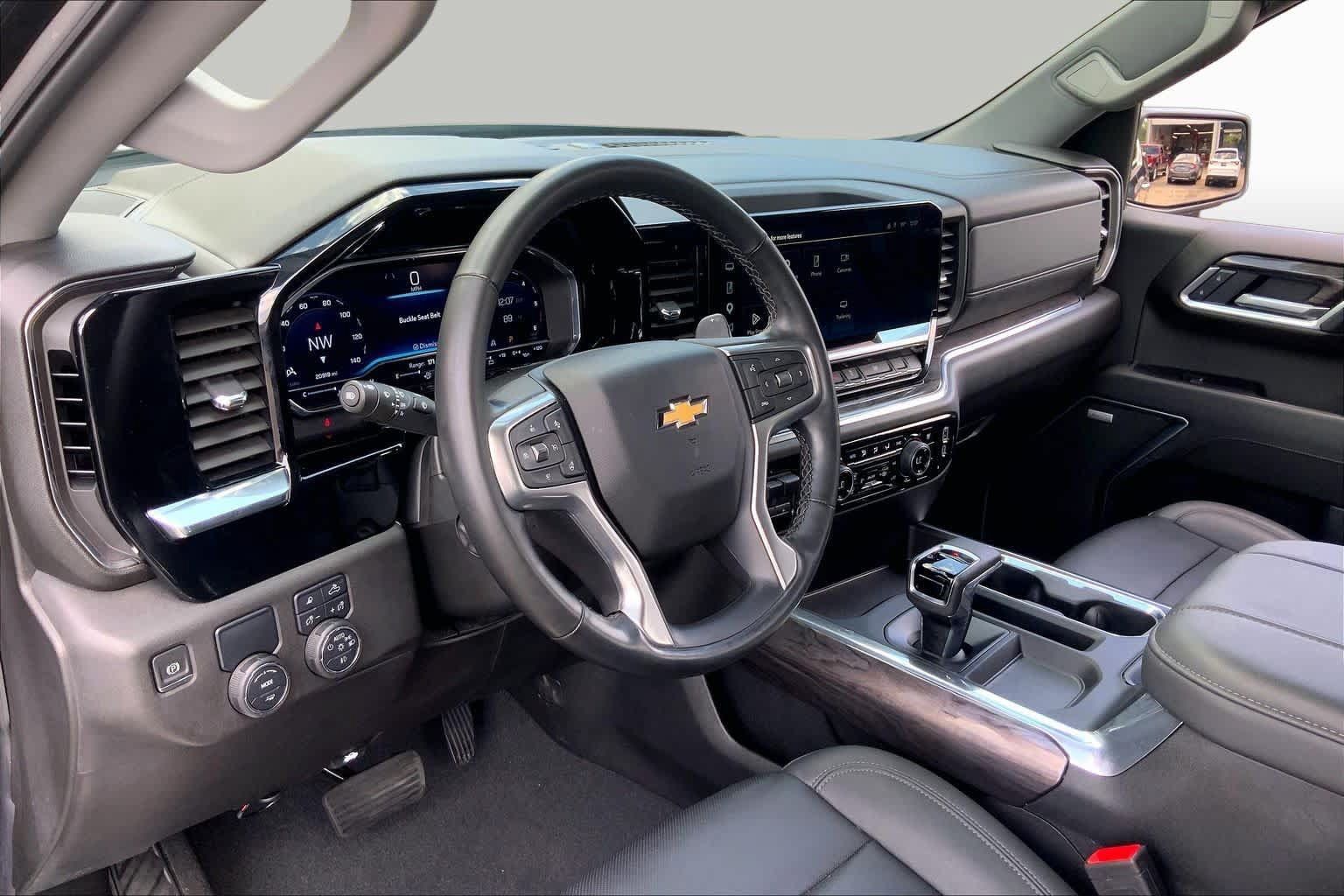 Used 2025 Chevrolet Silverado 1500 LTZ w/ LTZ Convenience Package II RWD image 17