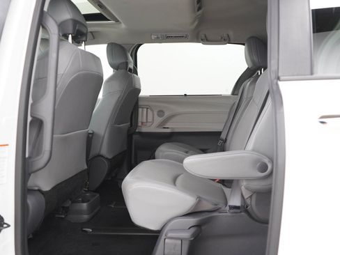 Used 2021 Toyota Sienna XLE AWD/4WD image 19