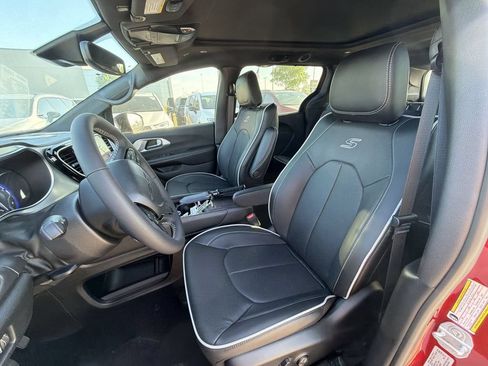 New 2026 Chrysler Pacifica Limited w/ S Appearance Package FWD image 13