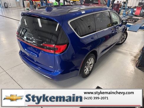 Used 2021 Chrysler Pacifica Touring-L w/ Uconnect Theater Family Group image 19