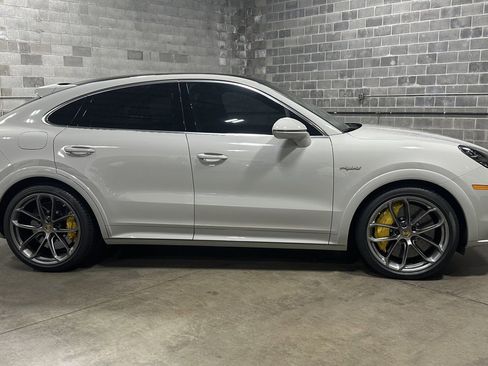 Used 2021 Porsche Cayenne Turbo S image 2