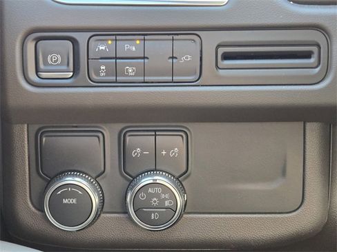 Used 2022 GMC Yukon SLT w/ SLT Premium Package image 24