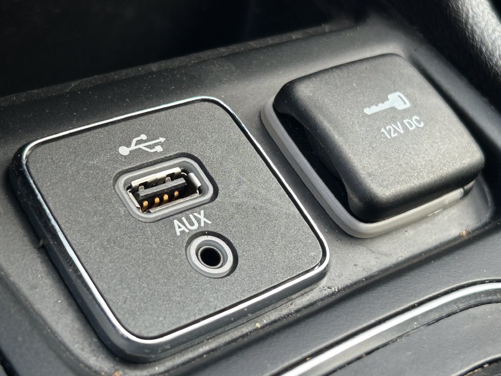Used 2019 Jeep Cherokee Latitude Plus w/ Comfort/Convenience Group AWD/4WD image 17