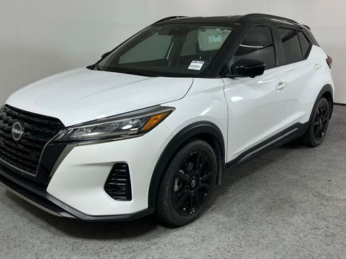 Used 2022 Nissan Kicks SR w/ Premium Package FWD image 11