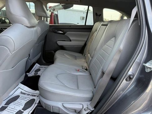 Used 2021 Toyota Highlander XLE FWD image 6