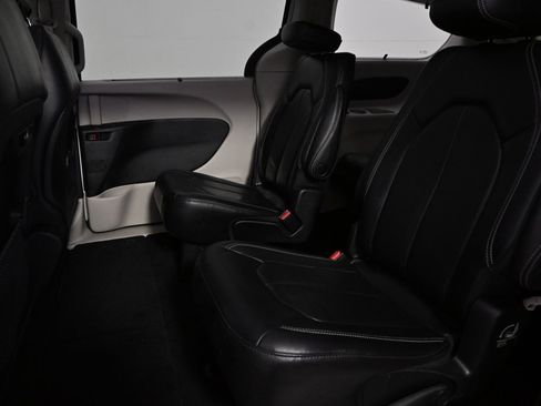 Used 2022 Chrysler Pacifica Touring-L image 21