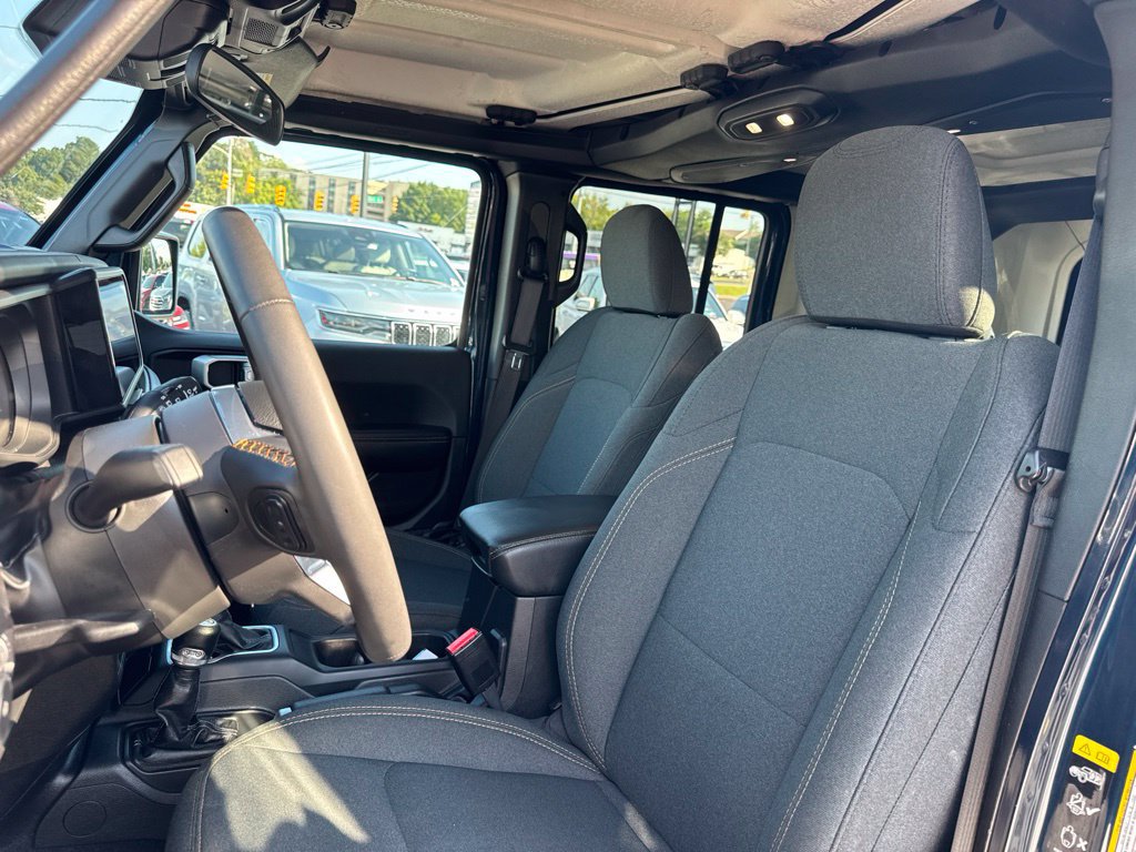 Used 2025 Jeep Wrangler Unlimited Sahara AWD/4WD image 13