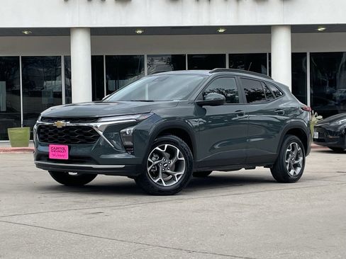 Used 2025 Chevrolet Trax LT image 1