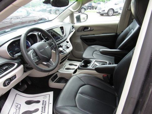 Used 2023 Chrysler Pacifica Touring-L FWD image 8