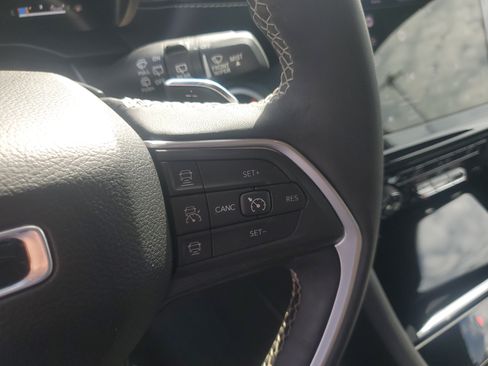 Used 2024 Jeep Grand Cherokee Altitude RWD image 17