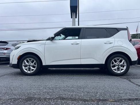 Certified 2023 Kia Soul LX w/ LX Technology Package FWD image 2