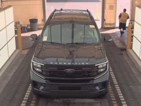 Used 2025 Ford Expedition Active AWD/4WD image 3