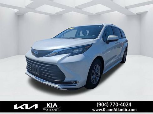 Used 2024 Toyota Sienna XLE FWD image 7