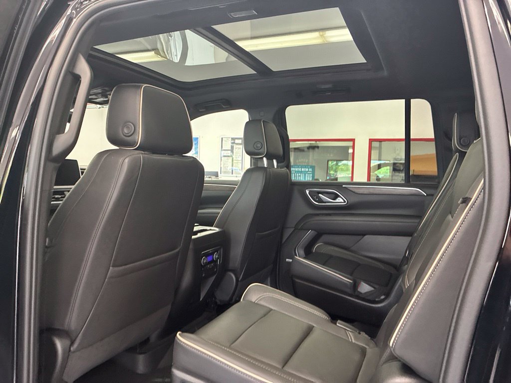 Used 2023 Chevrolet Suburban Premier w/ Premium Package 2 AWD/4WD image 35